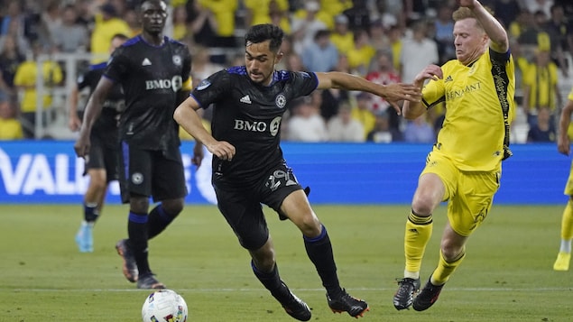 Mathieu Choinière fought for the ball against Dax McCarty.