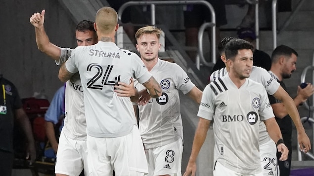 Des joueurs de soccer célèbrent