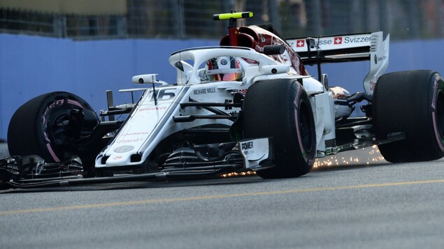 Le pilote de l'équipe Sauber Charles Leclerc tente de ramener sa voiture aux puits dans les rues de Singapour après un contact avec le mur. Le pilote de l'équipe Sauber Charles Leclerc tente de ramener sa voiture aux puits dans les rues de Singapour après un contact avec le mur.