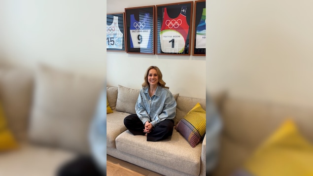 Jennifer Heil sur son divan.