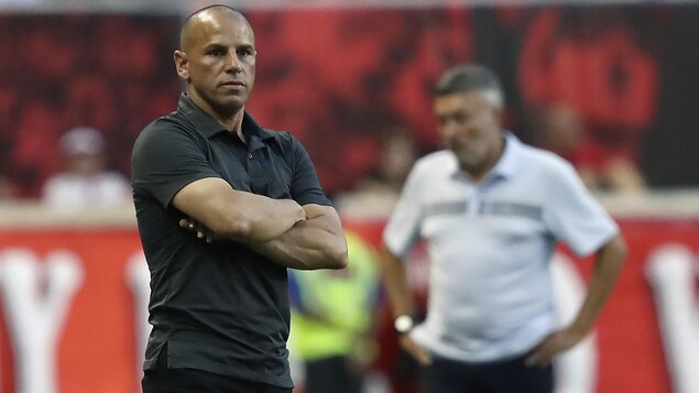 Chris Armas, bras croisés, se tient sur les lignes de côté lors d'un match des Red Bulls de New York.