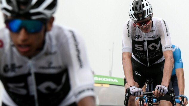 Chris Froome plaqué au sol par un gendarme Chris Froome plaqué au sol par un gendarme