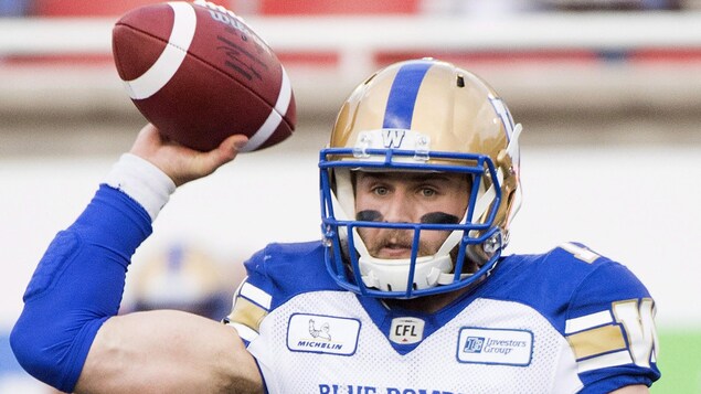 Chris Streveler, des Blue Bombers de Winnipeg, est prêt à lancer le ballon Chris Streveler, des Blue Bombers de Winnipeg, est prêt à lancer le ballon