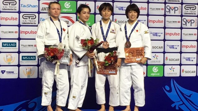 La finaliste Jessica Klimkait (à gauche) et la gagnante Christa Deguchi à ses côtés sur le podium La finaliste Jessica Klimkait (à gauche) et la gagnante Christa Deguchi à ses côtés sur le podium