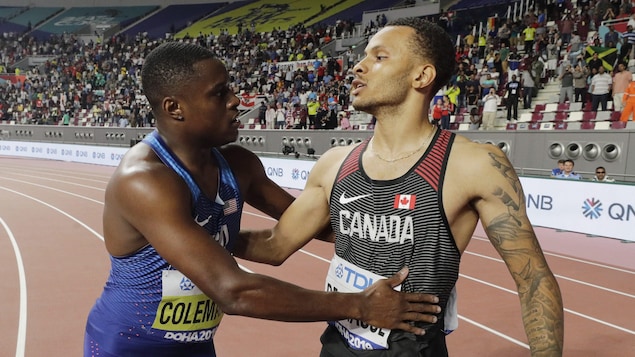 Les deux sprinteurs se félicitent après la course, sur la piste.