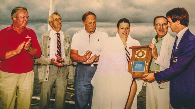 Christine Cossette reçoit une plaque à son nom après avoir réussi le premier aller retour de l’histoire du lac Saint-Jean. À sa droite, le premier homme à avoir traversé cette mer intérieure en 1955, Jacques Amyot.