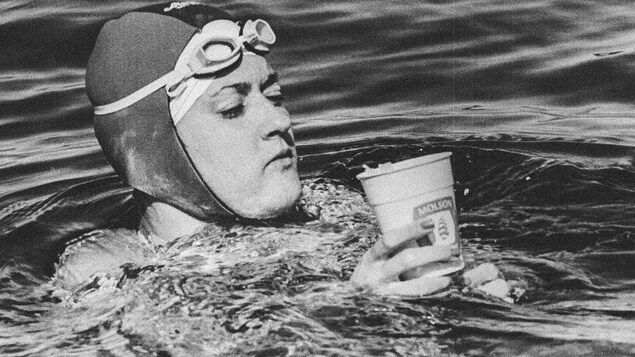 Christine Cossette prend une pause pour boire pendant sa traversée du lac St-Jean.