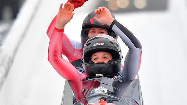 Deux femmes heureuses à la fin d'un parcours de bobsleigh