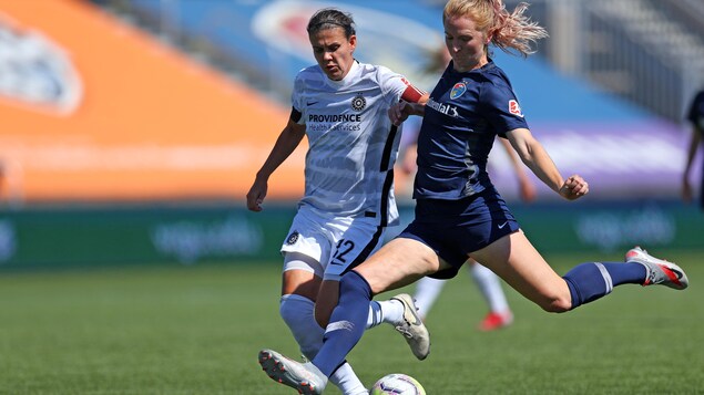 Christine Sinclair des Thorns de Portland tente d'enlever le ballon à Samantha Mewis du Courage de la Caroline du Nord en quarts de finale de la Challenge Cup.