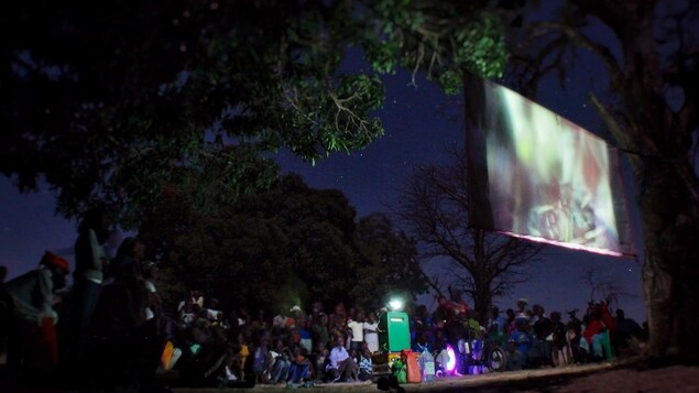 Séance de cinéma en plein air au Sénégal