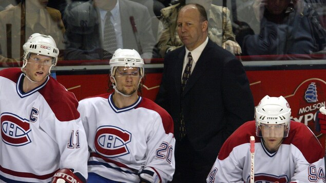 Claude Julien derrière le banc du Canadien, le 29 mars 2003 Claude Julien derrière le banc du Canadien, le 29 mars 2003
