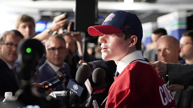 Cole Caufield répond aux questions des journalistes pendant une mêlée de presse du repêchage amateur de la LNH, à Vancouver.