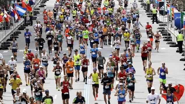 Des coureurs en action dans les rues de Boston