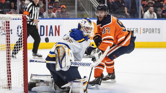 Connor McDavid procure la victoire aux Oilers en prolongation