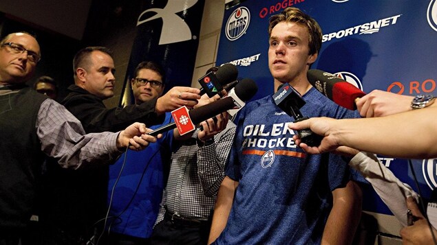 Connor McDavid répond aux questions des journalistes pendant le camp des recrues des Oilers, à Edmonton. Connor McDavid répond aux questions des journalistes pendant le camp des recrues des Oilers, à Edmonton.