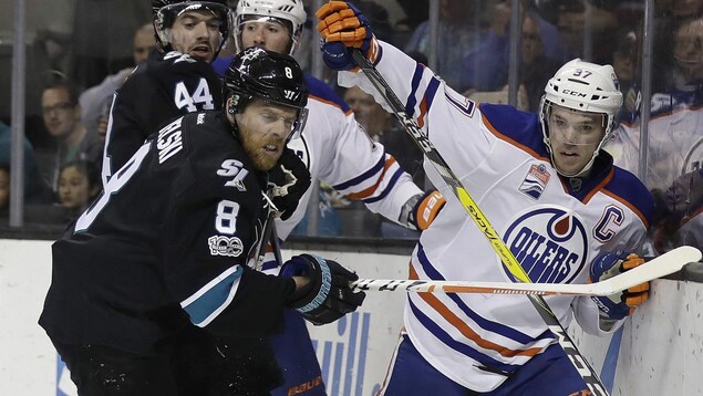 Joe Pavelski (8) et Marc-Édouard Vlasic (44) des Sharks surveillent Patrick Maroon et Connor McDavid des Oilers Joe Pavelski (8) et Marc-Édouard Vlasic (44) des Sharks surveillent Patrick Maroon et Connor McDavid des Oilers