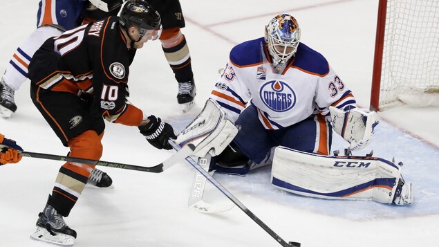 Corey Perry déjoue Cam Talbot, lors de la deuxième période de prolongation, du cinquième match de la série entre les Ducks et les Oilers.