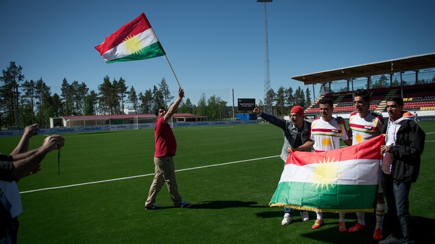 Des membres de l'équipe du Kurdistan avec des partisans Des membres de l'équipe du Kurdistan avec des partisans