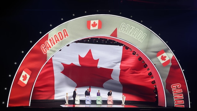 Gianni Infantino, Donald Trump, Claudia Sheinbaum et Mark Carney sur la scène lors du tirage de la Coupe du monde de 2026 devant le drapeau du Canada.