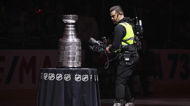 Un caméraman filme la coupe Stanley.