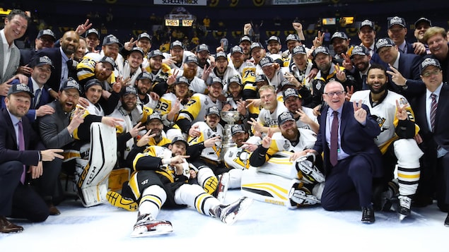 Les joueurs et le personnel des Penguins de Pittsburgh prennent une photo avec la coupe Stanley. Les joueurs et le personnel des Penguins de Pittsburgh prennent une photo avec la coupe Stanley.