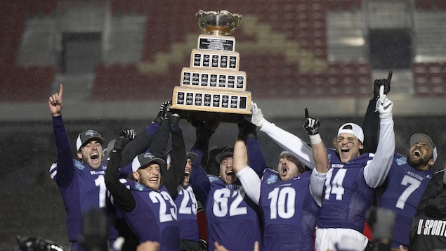 Les Mustangs de l’Université Western remportent la Coupe Vanier