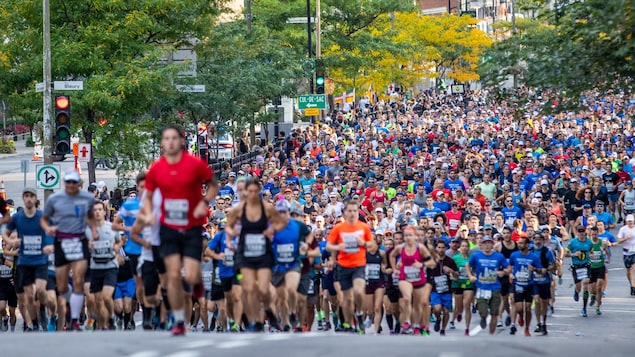Une masse de coureurs prend d'assaut les rues de Montréal lors du marathon.