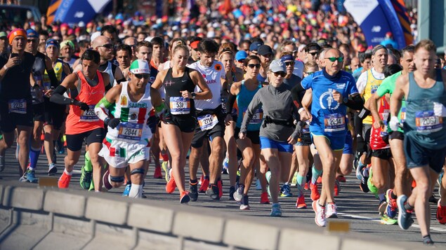 Des milliers de coureurs prennent le départ du marathon de New York en 2018.