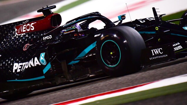 Lewis Hamilton au volant de son bolide sous les réflecteurs