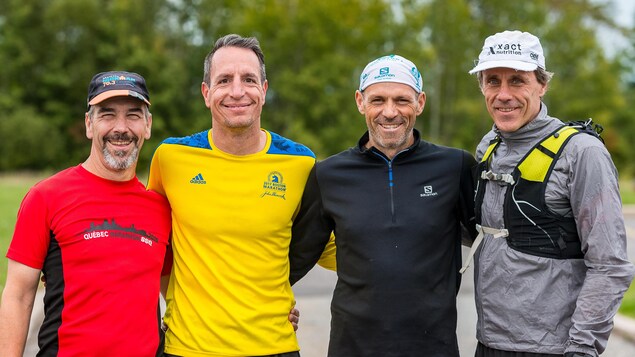 Des coureurs qui vont participer à la course Moab 240, dans l'Utah, posent avant un entraînement