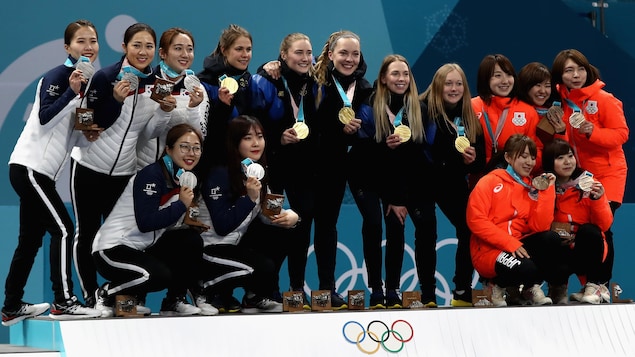 L'équipe coréenne de curling (à gauche), médaillée d'argent, sur le podium des Jeux olympiques de 2018 L'équipe coréenne de curling (à gauche), médaillée d'argent, sur le podium des Jeux olympiques de 2018