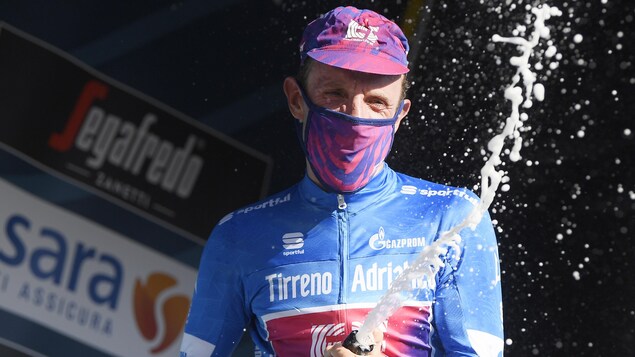 Le cycliste canadien célèbre sa victoire.