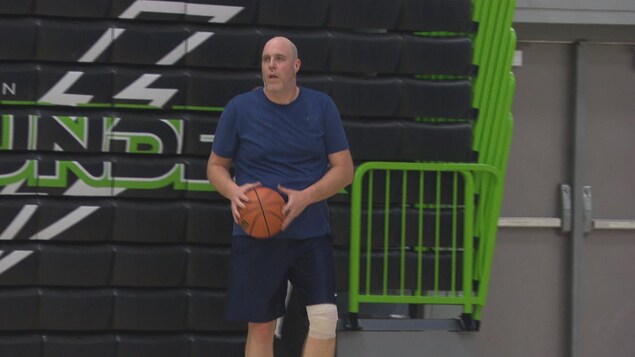 Dan Stoddard dribble avec un ballon lors d'un entraînement. Dan Stoddard dribble avec un ballon lors d'un entraînement.