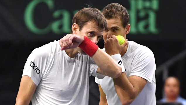 Daniel Nestor (à gauche) et Vasek Pospisil Daniel Nestor (à gauche) et Vasek Pospisil