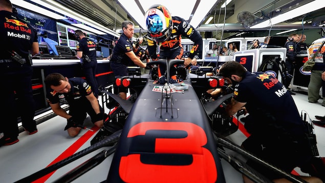 Daniel Ricciardo entre dans sa voiture dans le garage Red Bull. Daniel Ricciardo entre dans sa voiture dans le garage Red Bull.
