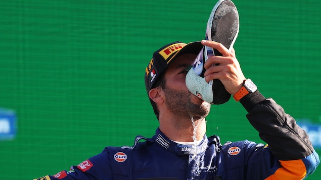 Daniel Ricciardo boit le vin mousseux dans son soulier de course à Monza.
