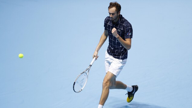 Daniil Medvedev serre le poing gauche.