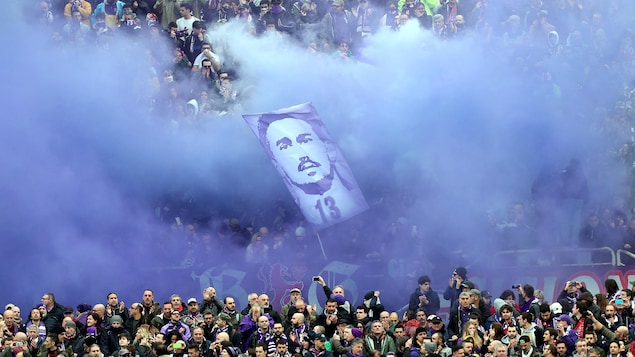 Un drapeau avec le visage de Davide Astori Un drapeau avec le visage de Davide Astori