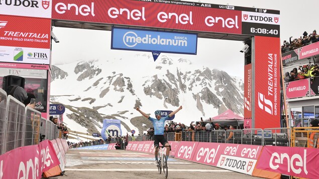 Davide Bais vince la settima tappa del Giro, Leknessund resta in rosa