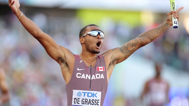 Andre de Grasse of Team Canada gagne le  4x100m du relais finale. 