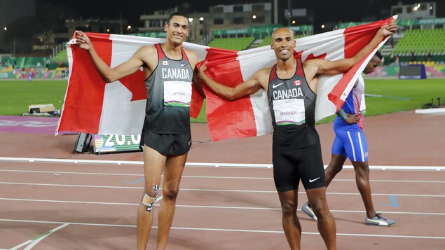 Il célèbre sa victoire avec son compatriote Pierce LePage (à gauche), médaillé de bronze.