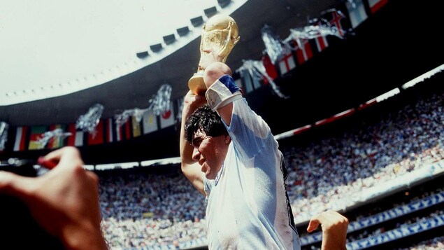 Un joueur porté par ses coéquipiers soulève un trophée