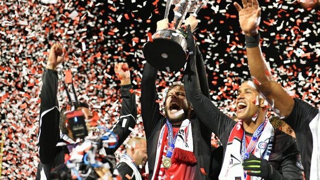 Les porte-couleurs des Deltas de San Francisco célèbrent leur victoire en finale des éliminatoires de la NASL. Les porte-couleurs des Deltas de San Francisco célèbrent leur victoire en finale des éliminatoires de la NASL.