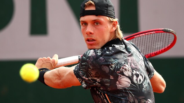 Denis Shapovalov s'apprête à frapper une balle du revers.