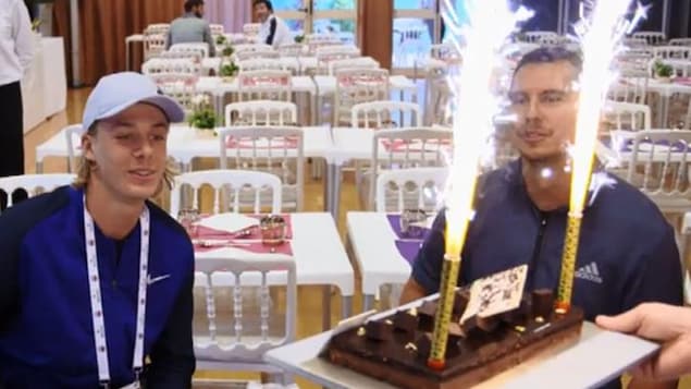 Denis Shapovalov reçoit un gâteau d'anniversaire à Monaco, pour son 19e anniversaire Denis Shapovalov reçoit un gâteau d'anniversaire à Monaco, pour son 19e anniversaire