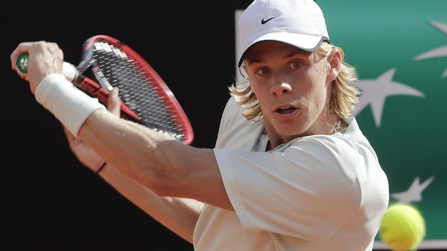 Denis Shapovalov en action contre Rafael Nadal Denis Shapovalov en action contre Rafael Nadal