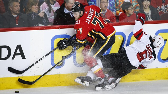 Mark Jankowski des Flames met en échec Connor Carrick des Devils