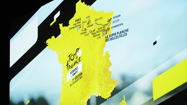 Le parcours du Tour de France féminin montré à l'écran.