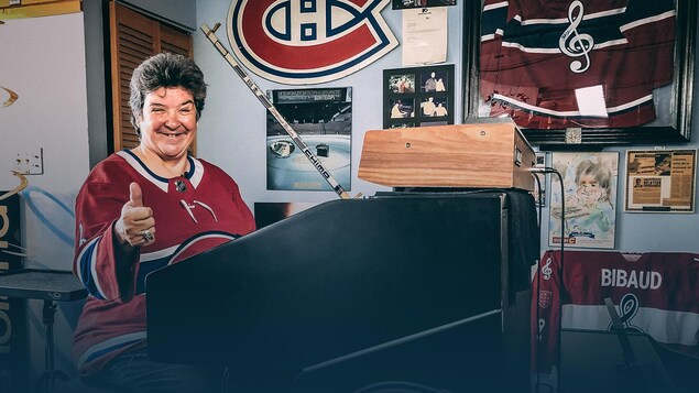 Diane Bibaud fait un pouce en l'air, postée derrière son orgue.