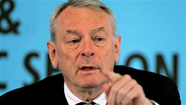 Il répond à une question en conférence de presse.